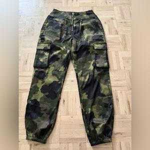 Size 0 light weight wild fable cargo pants